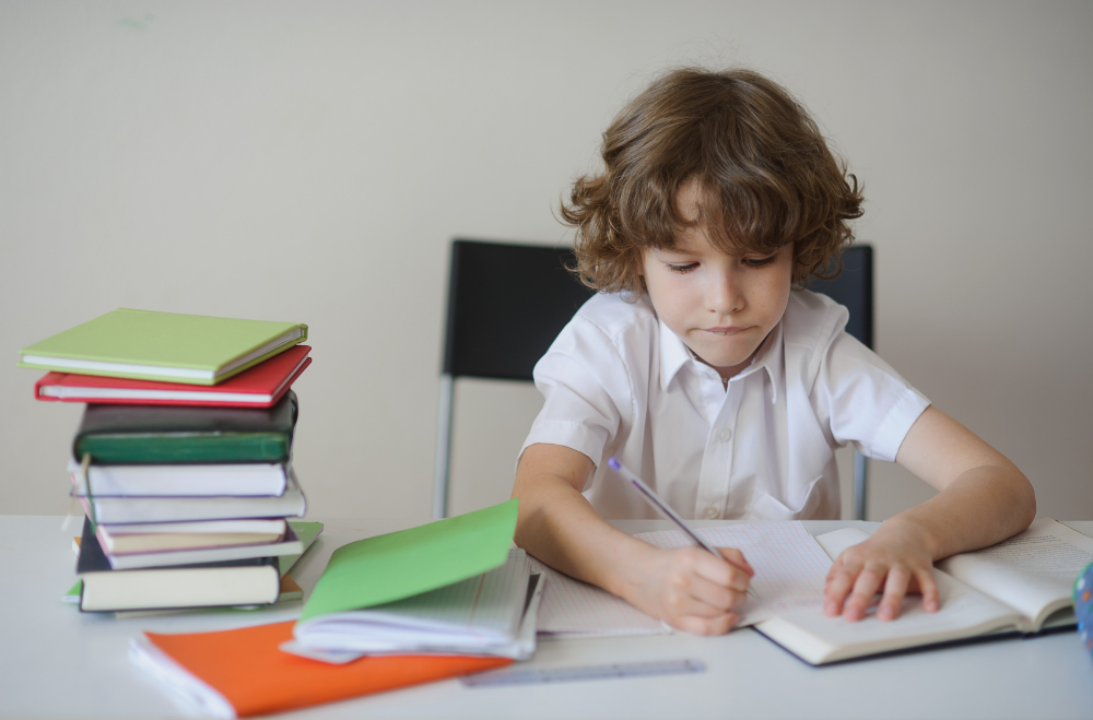 His homework. Усердный мальчик. Прилежный мальчик. Прилежный мальчик за уроками. Старательный мальчик фото.